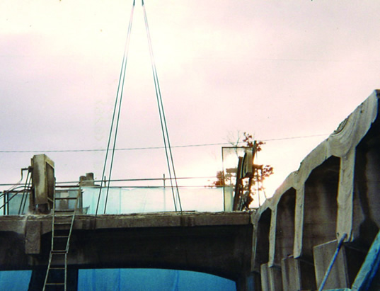 コンクリート橋桁をワイヤーソーで輪切り後、大型クレーンにて撤去